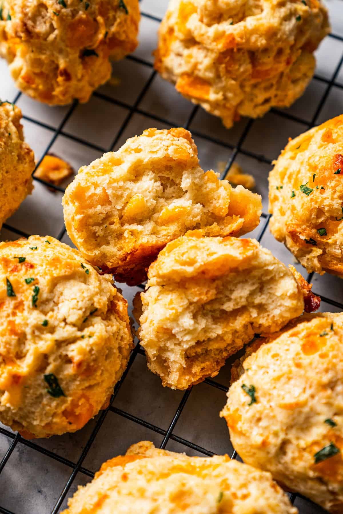 https://diethood.com/wp-content/uploads/2013/02/cheddar-bay-biscuits-4.jpg?utm_source=chatgpt.com