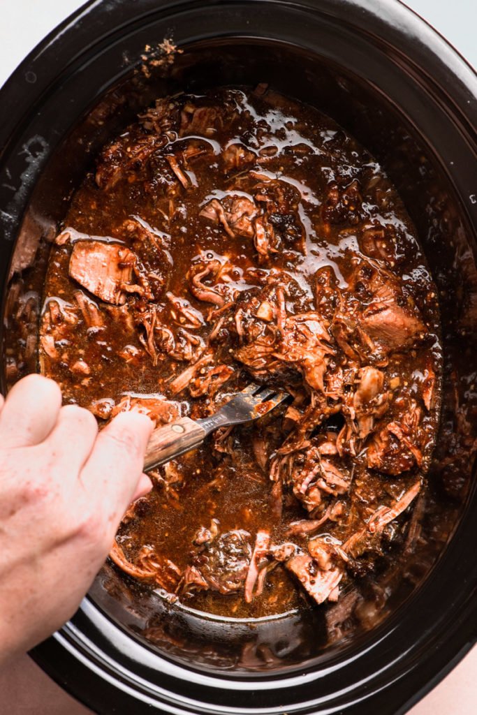 https://www.thefrayedapron.com/wp-content/uploads/2020/05/crockpot-shredded-beef-in-ranchero-chile-sauce-683x1024.jpg?utm_source=chatgpt.com