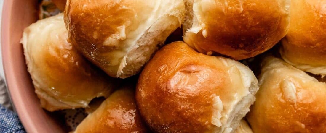 🥖 COPYCAT TEXAS ROADHOUSE ROLLS WITH CINNAMON HONEY BUTTER