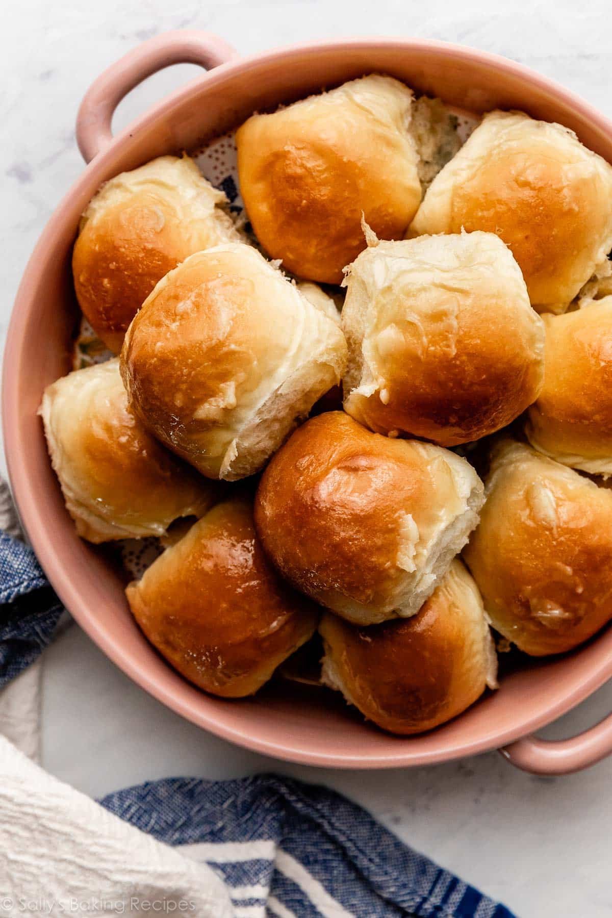 🥖 COPYCAT TEXAS ROADHOUSE ROLLS WITH CINNAMON HONEY BUTTER