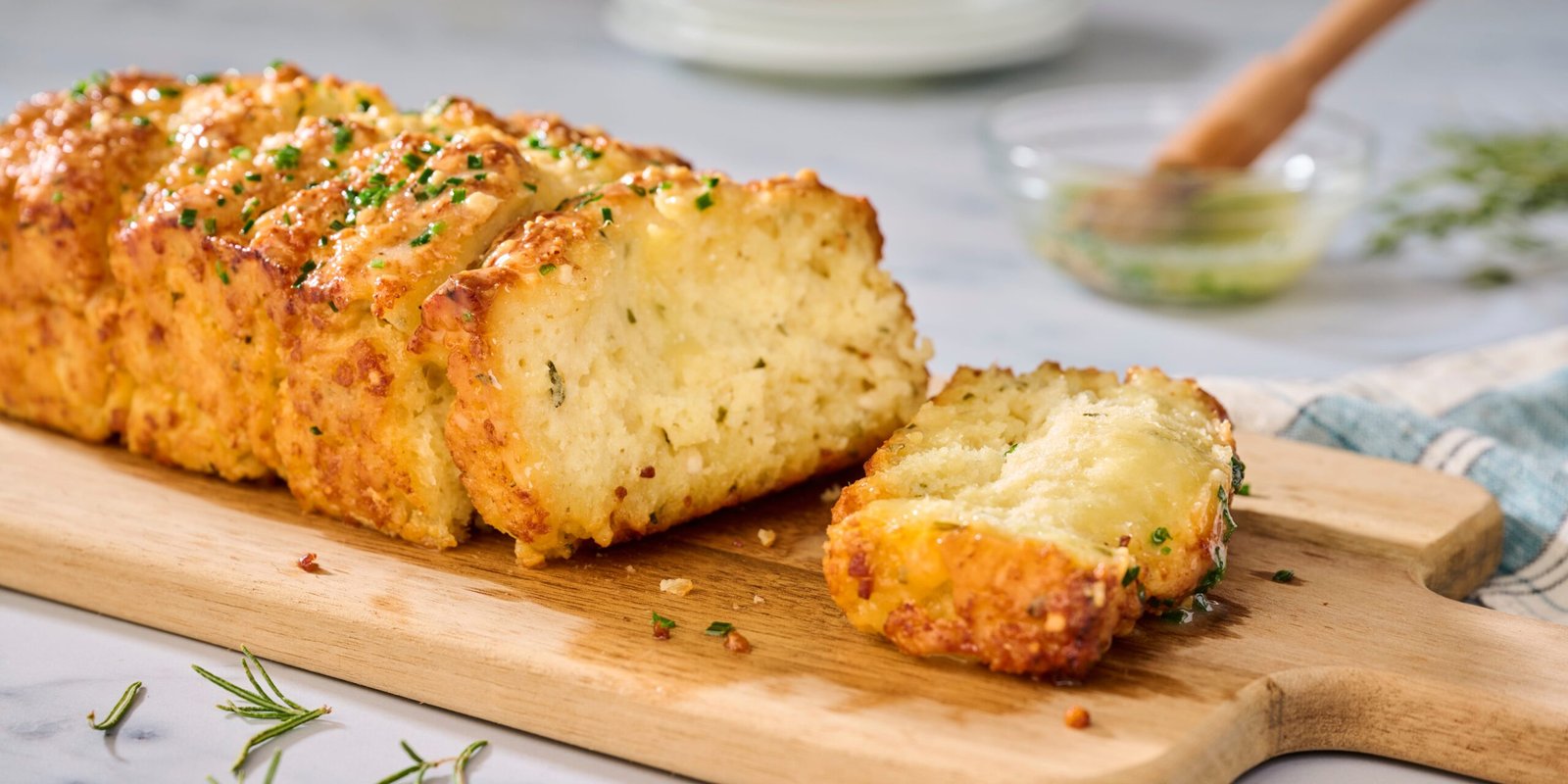 https://hips.hearstapps.com/hmg-prod/images/pull-apart-garlic-herb-biscuits-689204a29c630.jpeg?utm_source=chatgpt.com
